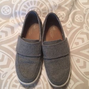 Toms wool sneakers. Size 9.5. Velcro flap.